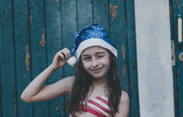 Copil Joacă Pălărie Moş Crăciun Fetiță Fericită Pălăria Moș Crăciun — Fotografie, imagine de stoc