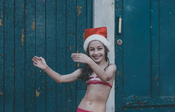 Ein Kind Spielt Mit Einem Weihnachtsmann Hut Glückliches Kleines Mädchen — Stockfoto