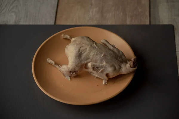 食事の肉 リネンの背景 皿の上で調理されたウズラ 健康食品 — ストック写真