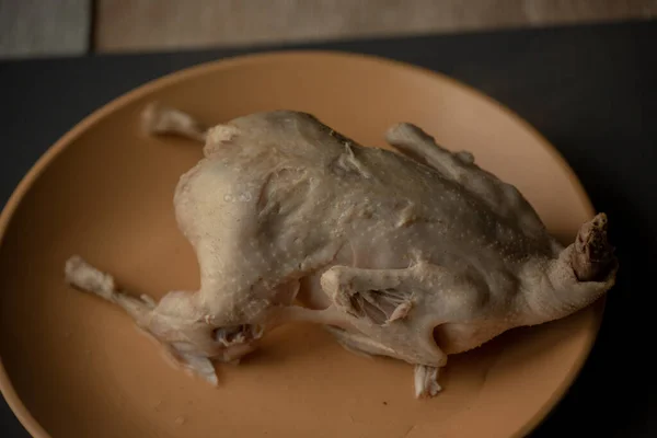 食事の肉 リネンの背景 皿の上で調理されたウズラ 健康食品 — ストック写真