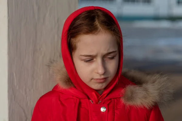 美しい9歳の少女の肖像画を閉じます 冬服の学校の子供 9歳の少女 10代の肖像画 赤いジャケットの女の子 新世代だ Z世代の子供たちは — ストック写真