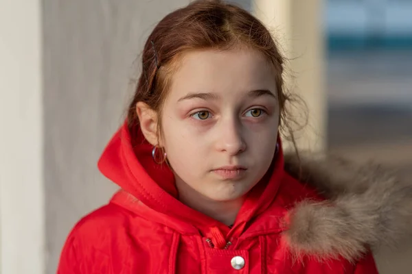 Κοντινό Πορτραίτο Ενός Όμορφου Εννιάχρονου Κοριτσιού Μαθητής Χειμωνιάτικα Ρούχα Κορίτσι — Φωτογραφία Αρχείου