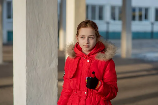 Zbliżenie Portret Pięknej Dziewięcioletniej Dziewczynki Uczennica Zimowych Ubraniach Dziewięciolatka Nastolatek — Zdjęcie stockowe