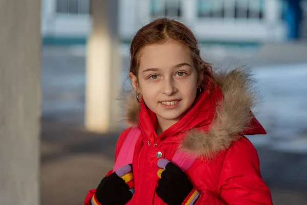 一个漂亮的9岁小女孩的近照 穿着冬衣的学童 女孩9岁 年轻人 穿着红色夹克的女孩 新一代 Z世代的后代 — 图库照片