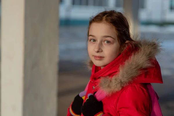 一个漂亮的9岁小女孩的近照 穿着冬衣的学童 女孩9岁 年轻人 穿着红色夹克的女孩 新一代 Z世代的后代 — 图库照片