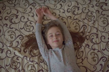 Kız 9 yaşında. Çocuk virüs sırasında evde kalıyor. Liseli kız evde kaldı. Okulun küçük kızı pijamalarıyla yatağında yaşlanıyor. Küçük kız sabah uyandı. Z nesli çocuklar