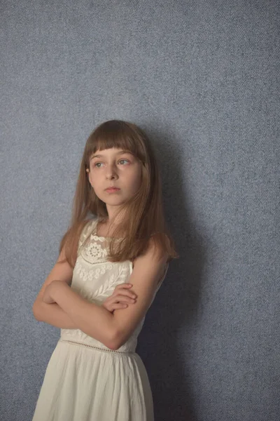 Portrait Fille Ans Sur Fond Papier Peint Bleu Enfant Reste — Photo