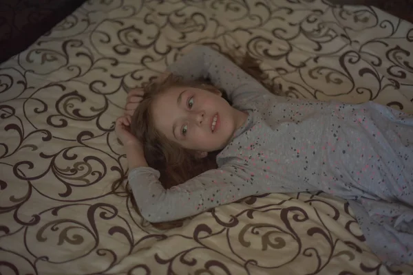 아기는 바이러스가 퍼지는 초등학생 여학생 잠옷을 침대에서 야단법석을 있습니다 소녀는 — 스톡 사진