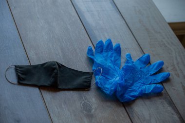 Güvenli nefes alan tekstil maskesi. Hastane ya da kirlilik yüz maskelerini korur. Uzayı kopyala, bakteriden prosedür maskesi. Korunan insanlar. Maske kumaş solunumu masada. Coronavirüs