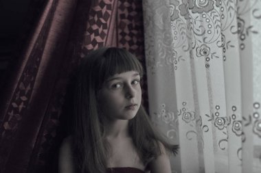 Liseli kız evde. Liseli bir kız evde kalır. 9 yaşında bir kızın portresi. Çocuk pencerenin yanına oturdu. Z jenerasyonunun çocukları. Küçük bir kızın portresi. Genç, koronavirüs, covid-19