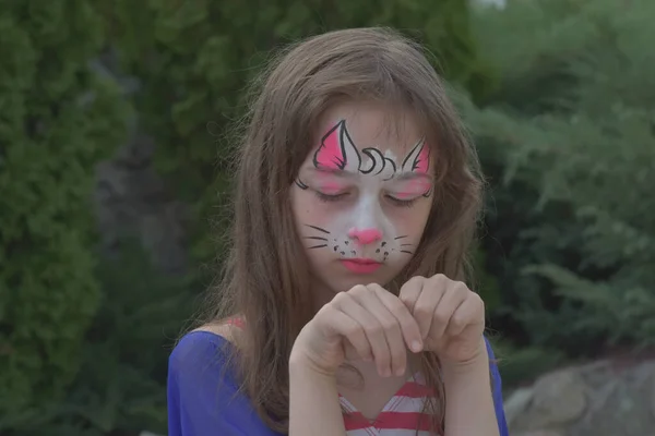 Una Niña Encantadora Con Pintura Cara Chica Con Gato Pintado — Foto de Stock