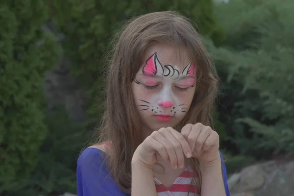 一个漂亮的小女孩脸上涂着颜料脸上有只粉刷过的猫的女孩Z世代的孩子们穿着泳衣的青少年 穿着泳衣的小女孩 — 图库照片