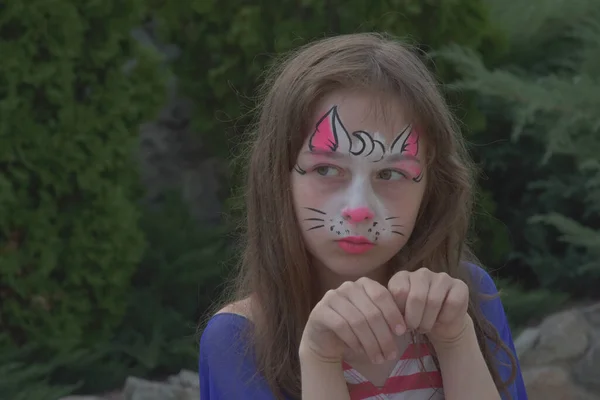 Una Niña Encantadora Con Pintura Cara Chica Con Gato Pintado — Foto de Stock