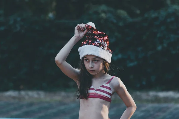 Uma Criança Está Brincando Com Chapéu Papai Noel Menina Pequena — Fotografia de Stock