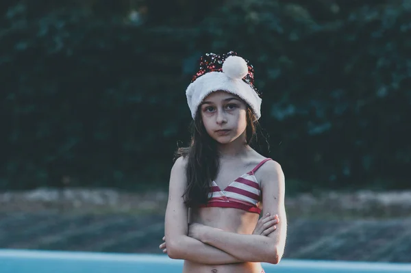 Niño Está Jugando Con Sombrero Santa Claus Feliz Niña Sombrero —  Fotos de Stock