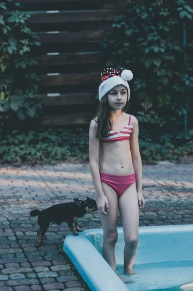 Niño Está Jugando Con Sombrero Santa Claus Feliz Niña Sombrero —  Fotos de Stock