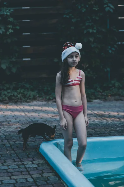 Niño Está Jugando Con Sombrero Santa Claus Feliz Niña Sombrero — Foto de Stock