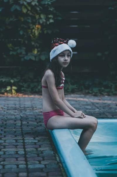 Niño Está Jugando Con Sombrero Santa Claus Feliz Niña Sombrero —  Fotos de Stock