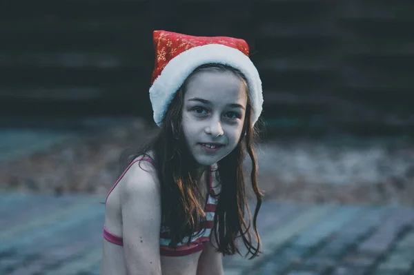 Uma Criança Está Brincando Com Chapéu Papai Noel Menina Pequena — Fotografia de Stock