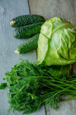 Taze yeşil sebzeler. Taze salatalık ve lahana. Sağlıklı yiyecekler, organik beslenme. Eko ürünler. Vejetaryenlik, vejetaryenlik. Sebzedeki vitaminler