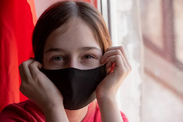 Dívka Ochranné Masce Koronavirová Epidemie Koncepční Obraz Symbol Zastavte Ten — Stock fotografie