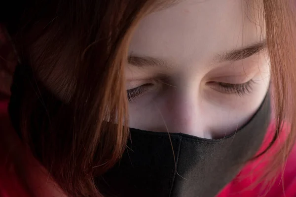 Menina Uma Máscara Protetora Médica Epidemia Coronavírus Imagem Conceitual Símbolo — Fotografia de Stock