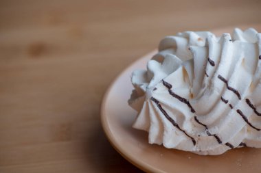 Açık desenli beyaz mermer kabuklar nokta yüzey. Kremalı pasta..