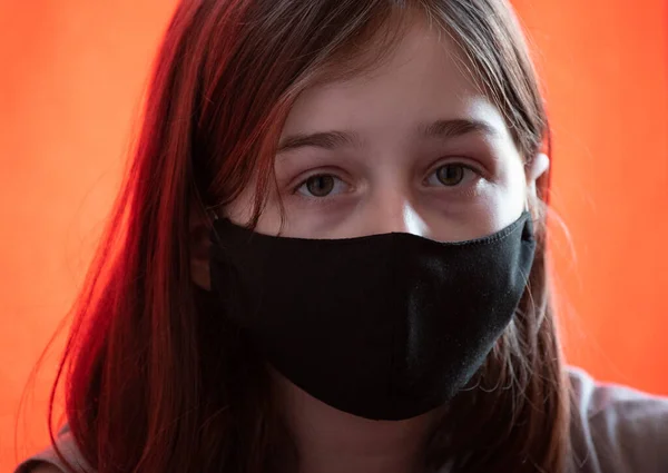 Chica Con Una Máscara Protección Médica Epidemia Coronavirus Imagen Conceptual — Foto de Stock