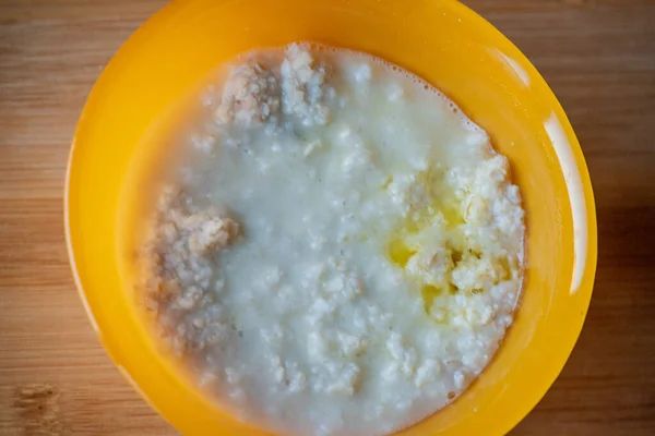 健康早餐 燕麦片 桌上有干果 盘子里的燕麦片 — 图库照片