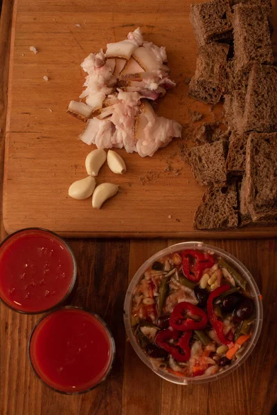 Snack Tradicional Ruso Pepinillos Pan Salado Dos Vasos Jugo Tomate — Foto de Stock