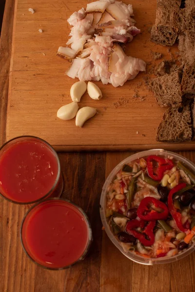 Snack Tradicional Ruso Pepinillos Pan Salado Dos Vasos Jugo Tomate — Foto de Stock