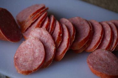 Kesme tahtasında dilimlenmiş sosisler. Tahtada dilimlenmiş sosis var..