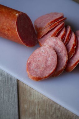 Kesme tahtasında dilimlenmiş sosisler. Tahtada dilimlenmiş sosis var..
