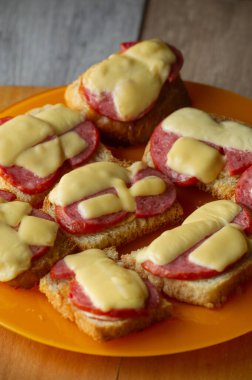 Peynirli ve sosisli taze sandviç. Sıcak sandviç. Sandviç, sosisli ve sert peynirli..