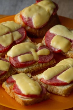 Peynirli ve sosisli taze sandviç. Sıcak sandviç. Sandviç, sosisli ve sert peynirli..