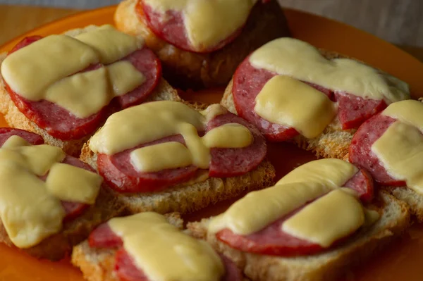 Sandviş Proaspăt Brânză Cârnaţi Sandvişuri Fierbinţi Sandwich Cârnați Brânză Tare — Fotografie, imagine de stoc