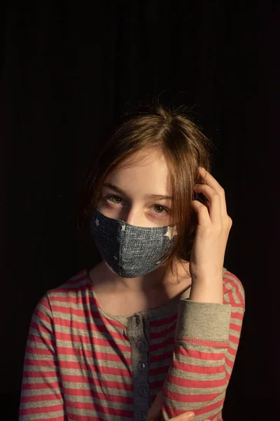 Menina Uma Máscara Protetora Médica Epidemia Coronavírus Imagem Conceitual Símbolo — Fotografia de Stock