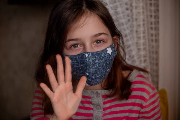 戴着医疗防护面具的女孩科罗纳威斯流行病概念形象 停止病毒 防护设备 女孩9岁 戴着医疗面具 Teenager — 图库照片