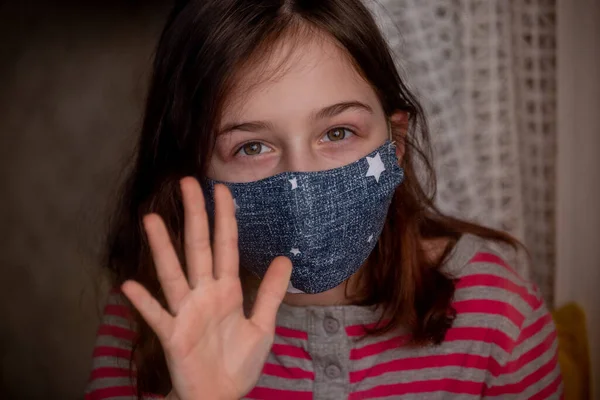 Menina Uma Máscara Protetora Médica Epidemia Coronavírus Imagem Conceitual Símbolo — Fotografia de Stock