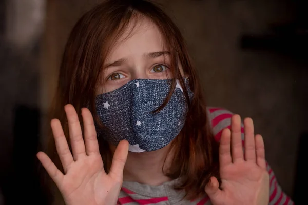 戴着医疗防护面具的女孩科罗纳威斯流行病概念形象 停止病毒 防护设备 女孩9岁 戴着医疗面具 Teenager — 图库照片
