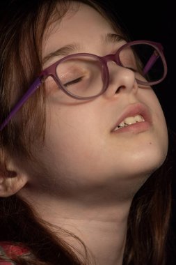 Dokuz yaşındaki bir kızın portresi. Dokuz yaşındaki güzel bir kızın portresini yakından çek..