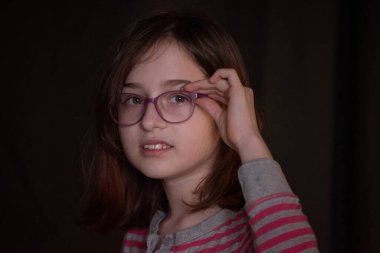 Dokuz yaşındaki bir kızın portresi. Dokuz yaşındaki güzel bir kızın portresini yakından çek..