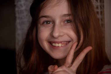 Dokuz yaşındaki bir kızın portresi. Dokuz yaşındaki güzel bir kızın portresini yakından çek..