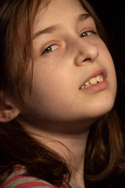 Egy Kilenc Éves Kislány Portréja Közelkép Egy Gyönyörű Éves Kislányról — Stock Fotó