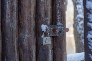 Çıkış, giriş konsepti. Kar taneli eski ahşap doku. Kapı, kış. Bir kış gününde kapı