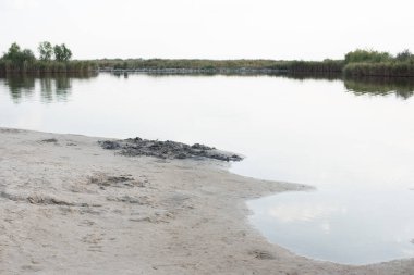 Nehrin kıyısındaki tepede. Nehir ve kum