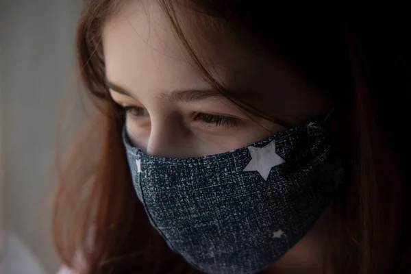 Ragazza Con Una Maschera Protettiva Medica Epidemia Coronavirus Immagine Concettuale — Foto Stock