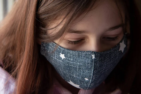 戴着医疗防护面具的女孩科罗纳威斯流行病概念形象 停止病毒 防护设备 女孩9岁 戴着医疗面具 穿红衣服的青少年 — 图库照片