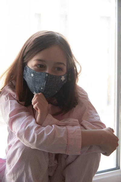 Menina Uma Máscara Protetora Médica Epidemia Coronavírus Imagem Conceitual Símbolo — Fotografia de Stock