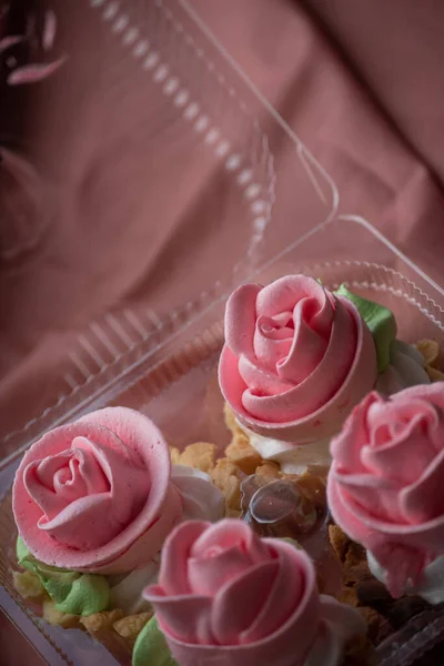 Keranjang Kue Dihiasi Dengan Krim Keju Mawar Ditumpuk Piring Putih — Stok Foto